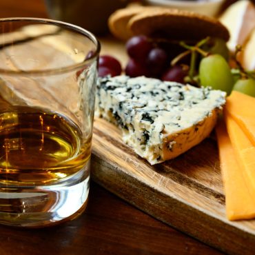 Tasting,of,original,scottish,cheese,and,whisky,,plate,with,scottish