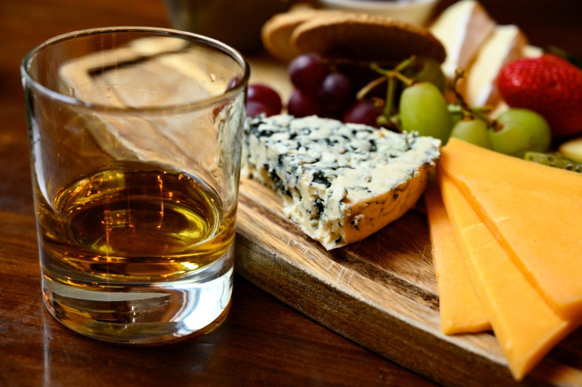 Tasting,of,original,scottish,cheese,and,whisky,,plate,with,scottish
